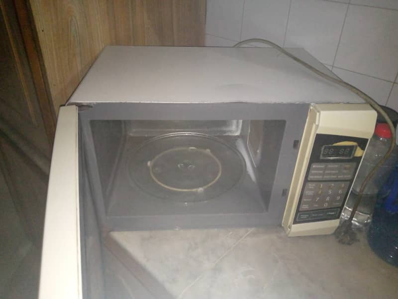 Oven Haier good condition Lahore call ya sms keryai. number perh thanks 0