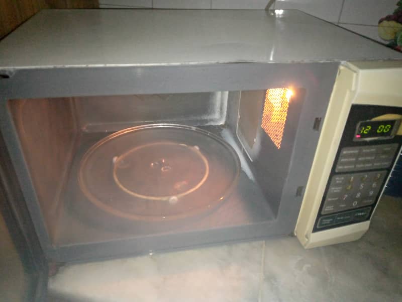 Oven Haier good condition Lahore call ya sms keryai. number perh thanks 1