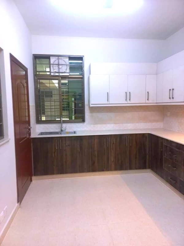 Beautiful flat for rent in askari 11 sector D ( 3 bed room) 0