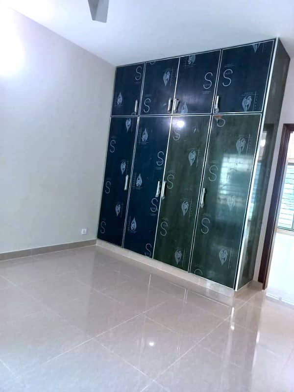 Beautiful flat for rent in askari 11 sector D ( 3 bed room) 3