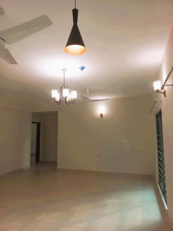 Beautiful flat for rent in askari 11 sector D ( 3 bed room) 4