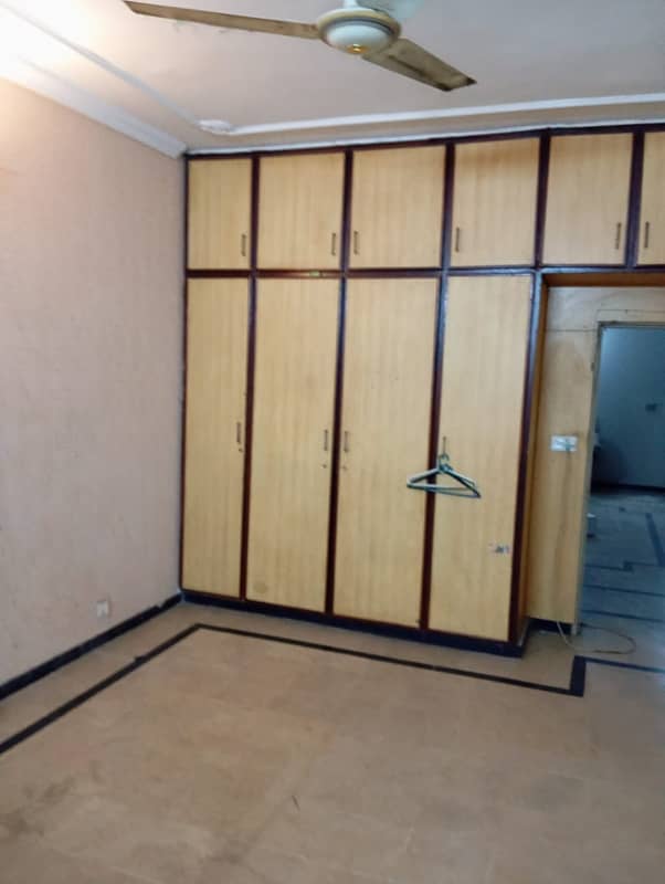 1 KANAL UPPER PORTION FACING PARKAVAILABLE FOR RENT IN JOHAR TOWN NEAR DOCTORS HOSPITAL 0