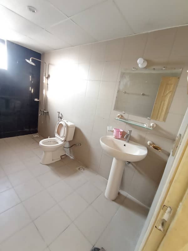 One Bedroom Flat for Sale @ Investor Rate in Defence Executive Building DHA Phase 2. 19