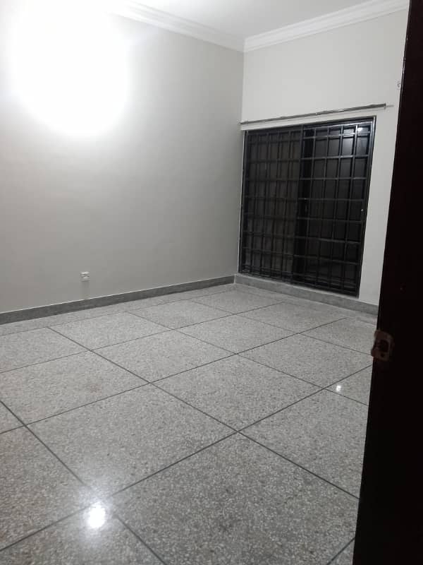 Beautiful upper portion available for rent in f11 markaz Islamabad 3bedroom with attached bathroom 5