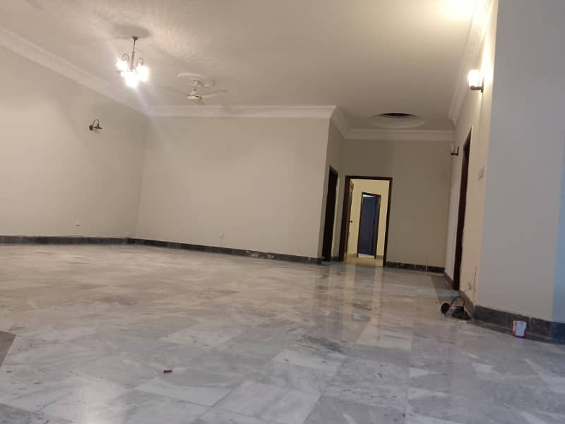 Beautiful upper portion available for rent in f11 markaz Islamabad 3bedroom with attached bathroom 8