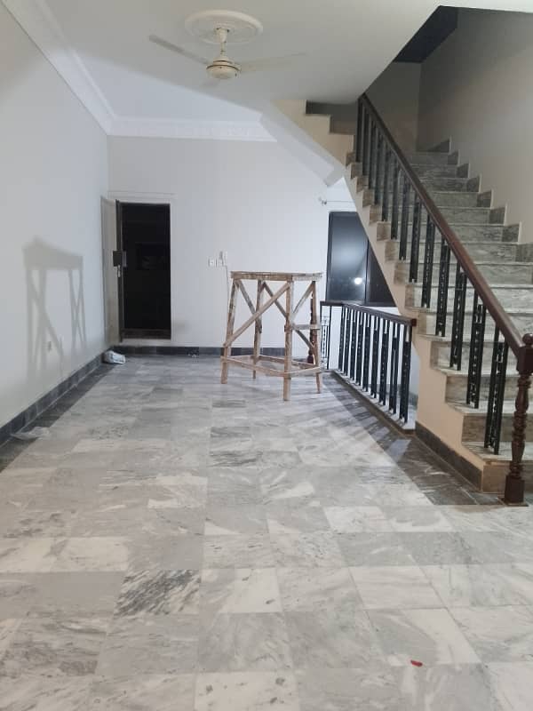 Beautiful upper portion available for rent in f11 markaz Islamabad 3bedroom with attached bathroom 9