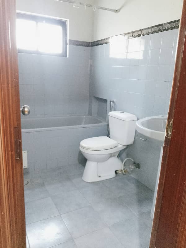 Beautiful upper portion available for rent in f11 markaz Islamabad 3bedroom with attached bathroom 10