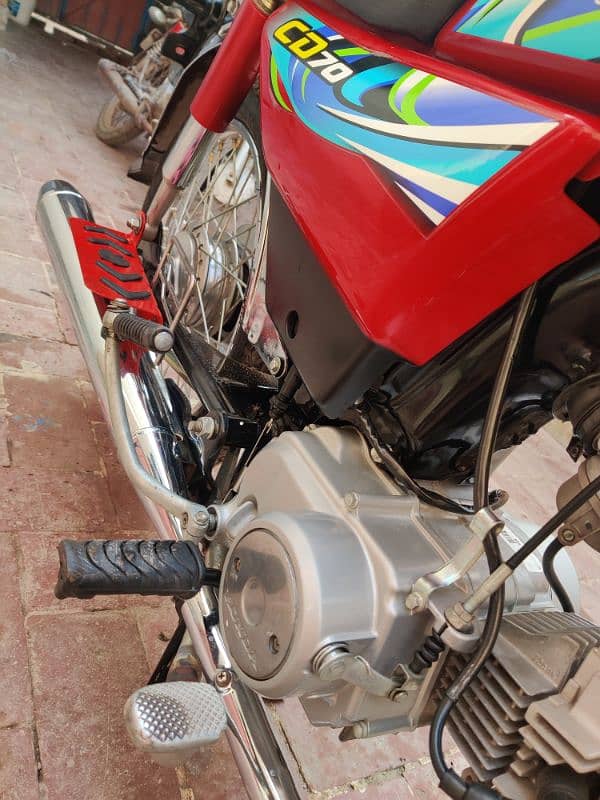 Honda CD 70 6k chala hua hay oppen latter hay condition 10/10 hay 3