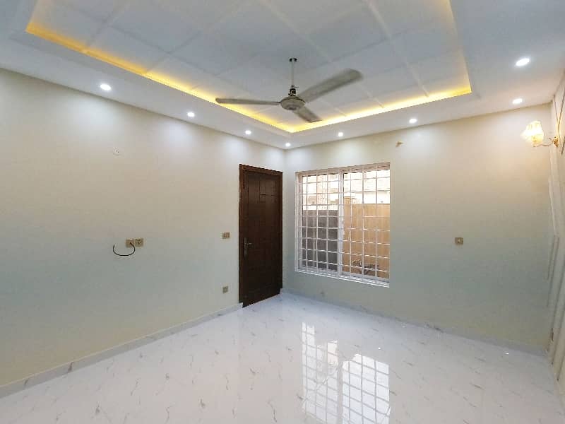 Idyllic Prime Location House Available In Audit & Accounts Phase 1 - Block D For Sale 7