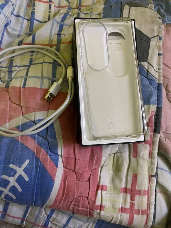 vivo v40 12 /256 white  with 11 month warranty 1