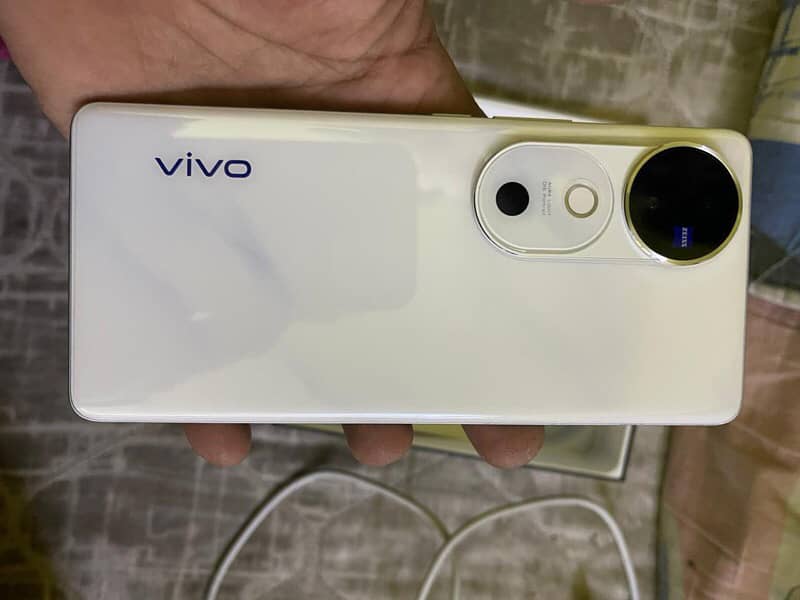 vivo v40 12 /256 white  with 11 month warranty 15