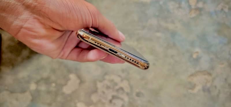 iphone XS PTA double sim 64gb all ok just back break 2