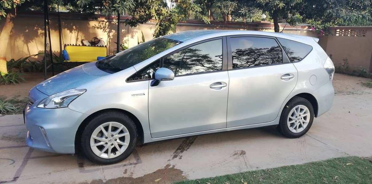 Toyota Prius Alpha 2012 1