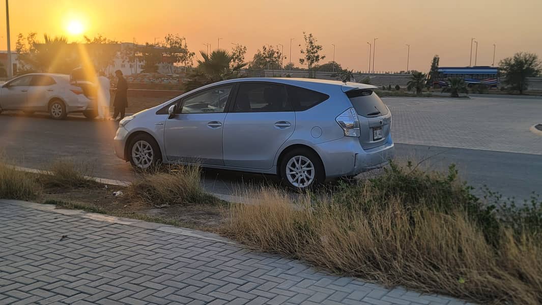 Toyota Prius Alpha 2012 9