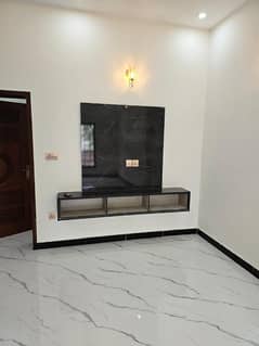 10 Marla loyer portion For Rent Punjab society colege Road Lahore