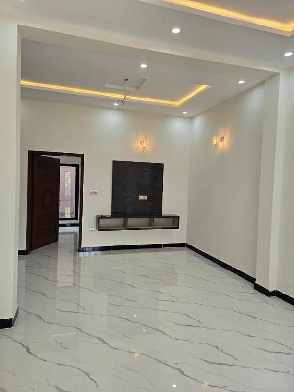 10 Marla loyer portion For Rent Punjab society colege Road Lahore 8