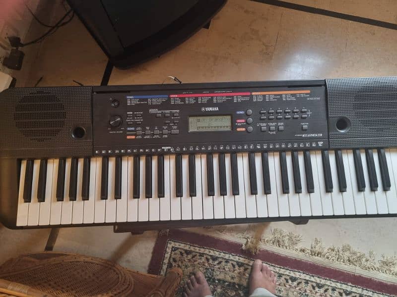 Yamaha PSR E263 LIKE NEW 1