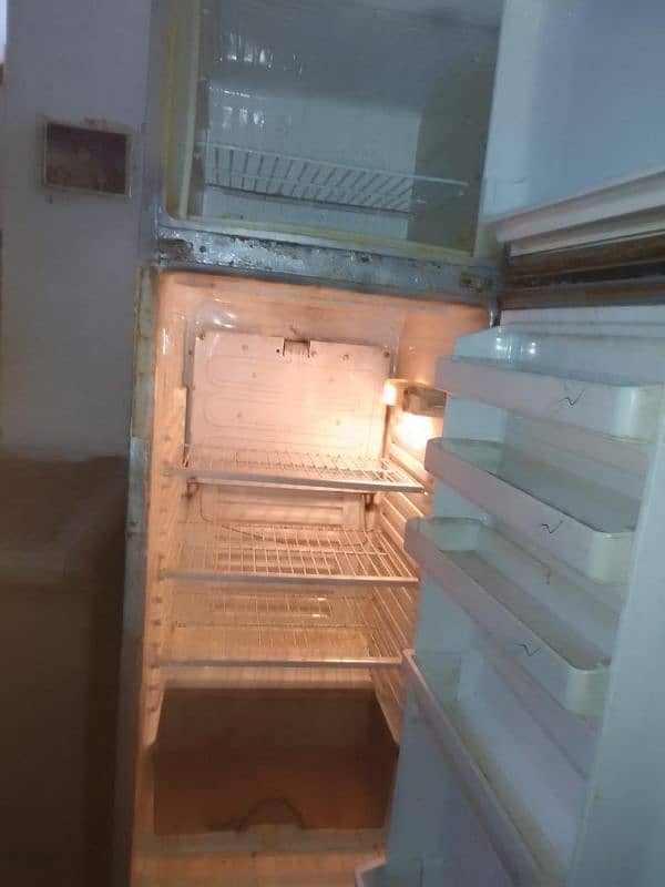 dawlance refrigerator for urgent  sale in good condition. 1