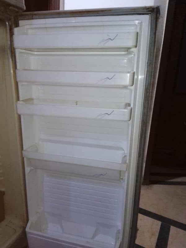 dawlance refrigerator for urgent  sale in good condition. 3