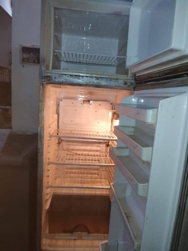 dawlance refrigerator for urgent  sale in good condition. 5