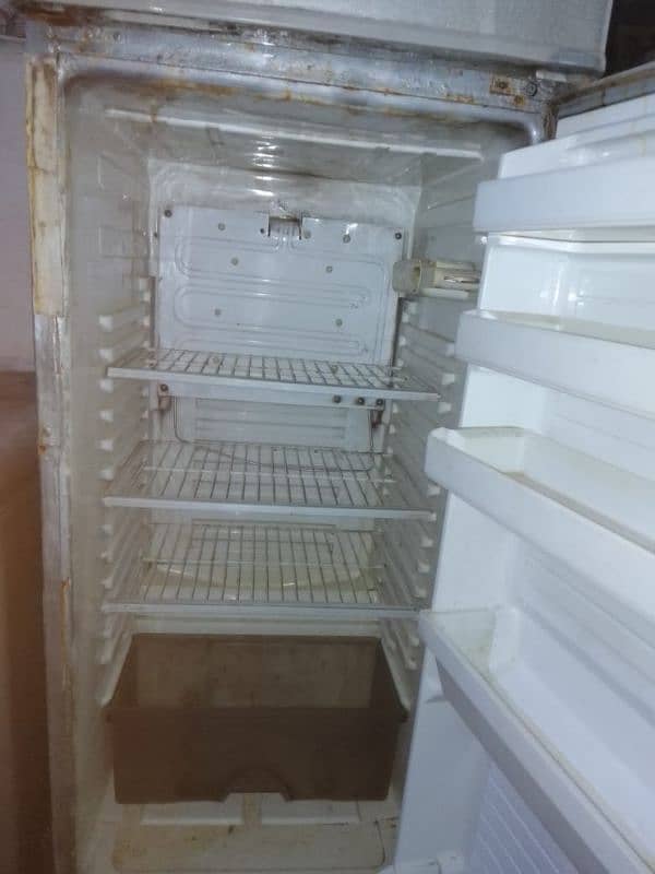 dawlance refrigerator for urgent  sale in good condition. 8