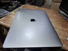 Macbook Pro A1990 i7