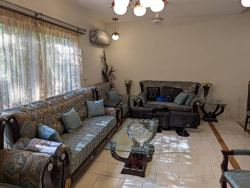 10 Marla House for sale in Eden avenue new air port road  3 bed with attached bathroom tvl d/d store kitchen  price 34800000/ 3