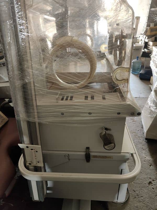 imported baby incubator refurbished with electric trolly 1