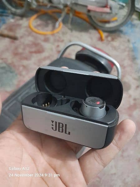 JBL orignal right side buds ok 5