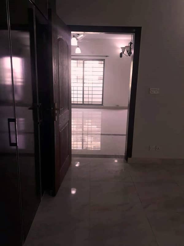 10 Marla 3 Beds Brand New Flat For Sale 0