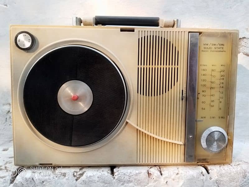 vintage old radio 0