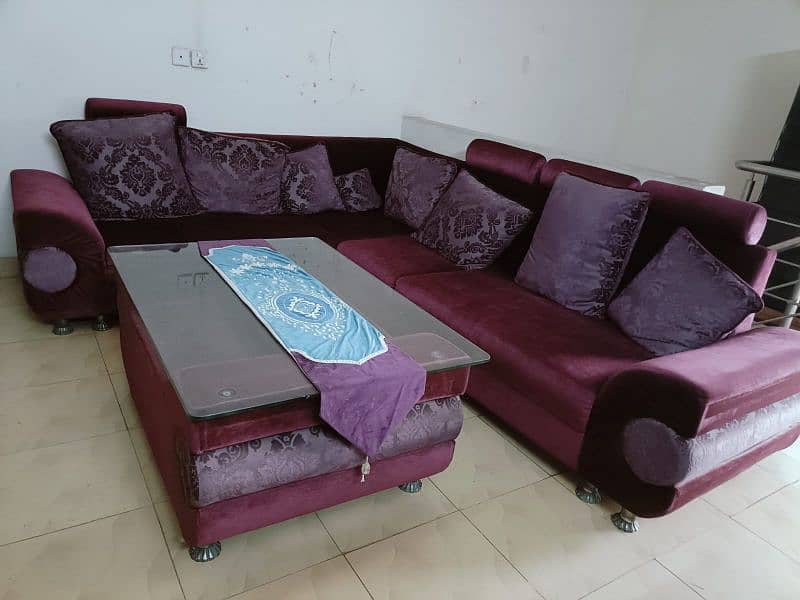 sofa in excellent condition 0