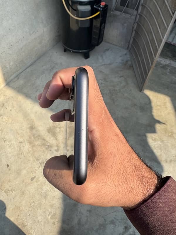 iphone 11 64gb jv black with box and cable orignal 3