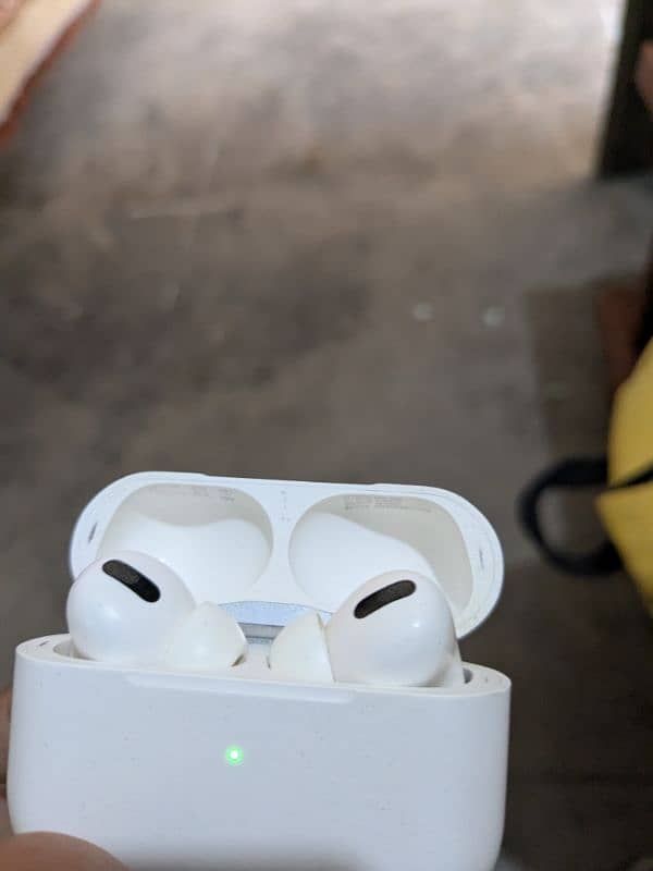 Airpods pro (1st generation) 2