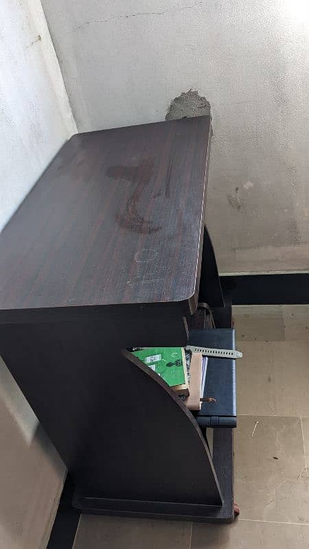 wood table 2 month brand new condition 9/10 1