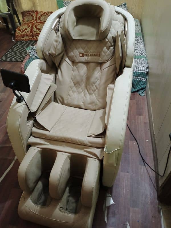 JC BUCKMAN IndulgeUs Full Body Massage Chair (Biege] 1