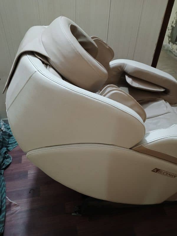 JC BUCKMAN IndulgeUs Full Body Massage Chair (Biege] 2