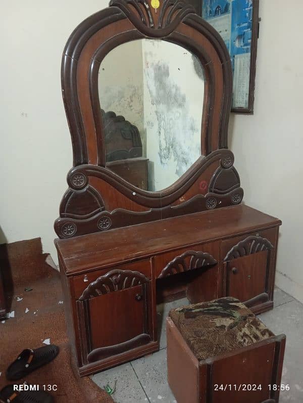 dressing table in good condition 0