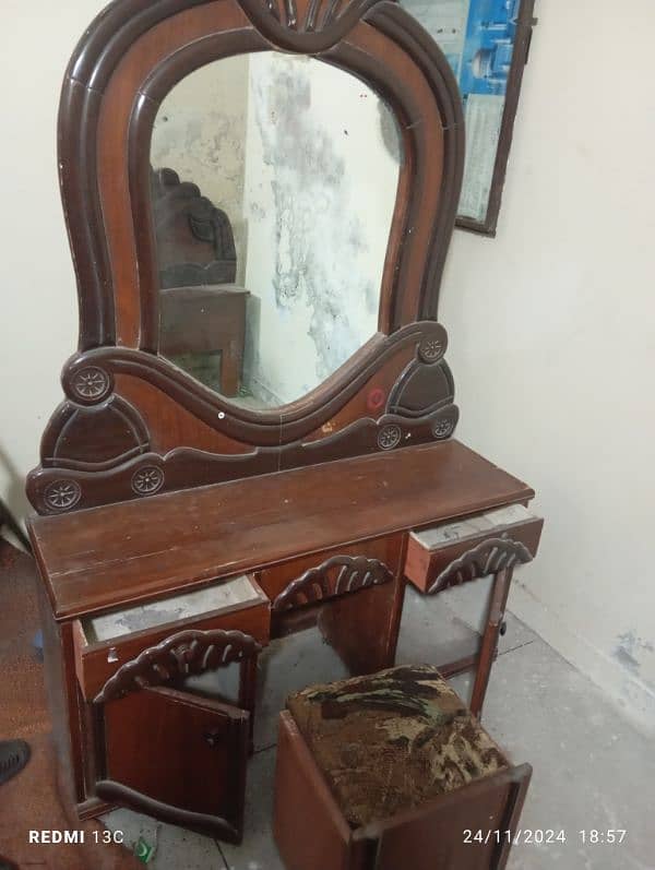 dressing table in good condition 1