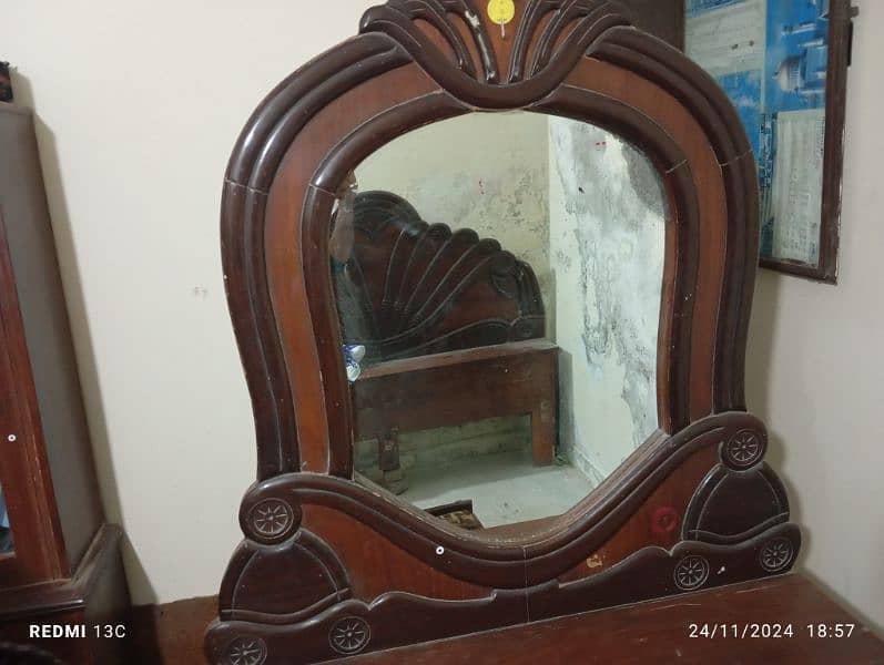 dressing table in good condition 2