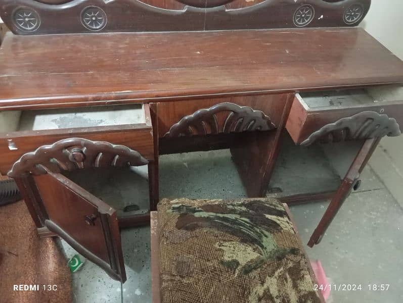 dressing table in good condition 3