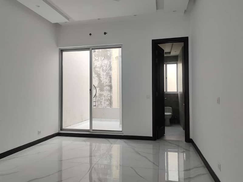 10 Marla 2 Beds Upper Portion For Rent Available In Ex-Air Avenue DHA Phase 8 0