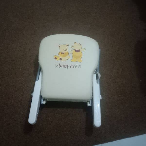 I am selling High chair in very good condition nothing is damaged. 4