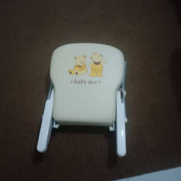 I am selling High chair in very good condition nothing is damaged. 7