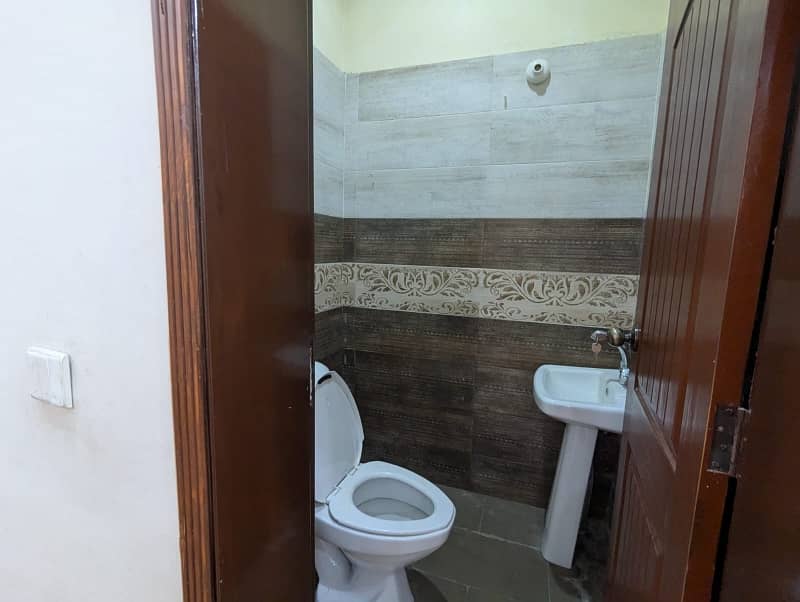 14 Marla House For Rent In Divine Garden New Air Port Road Lahore Cantt 5 Bed With Attached Bathroom Tvl D/D Store 2kitchen S/Q Pls Basement Blood A Rent,,155000/ 2