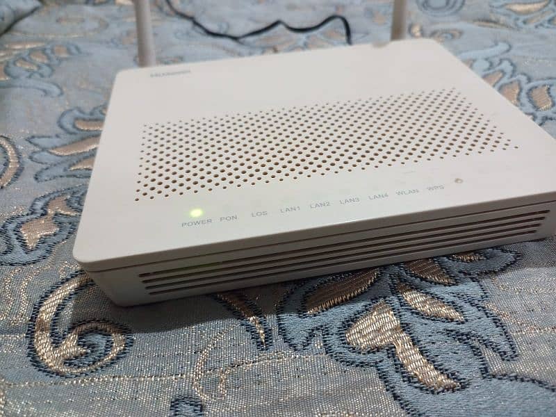 Huawei fiber router with charger and box 2