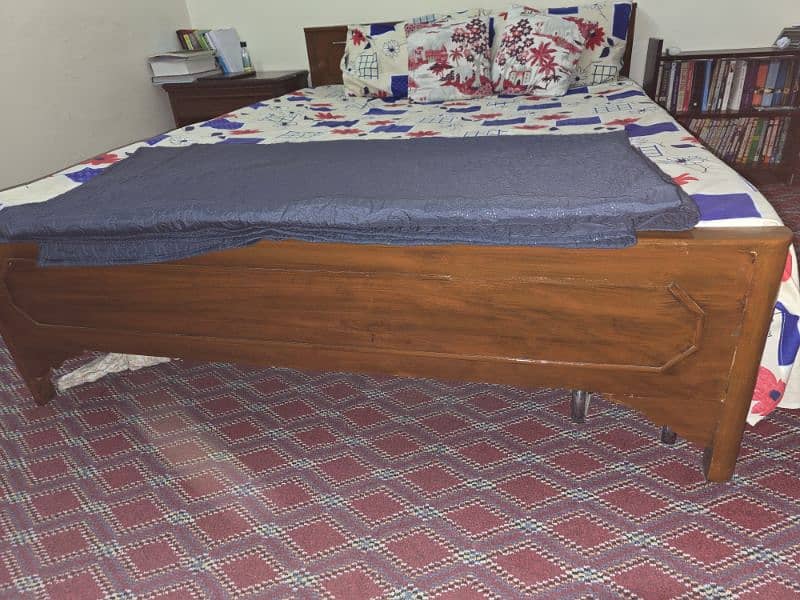 Wooden Queen Size Bed + Mattress 0