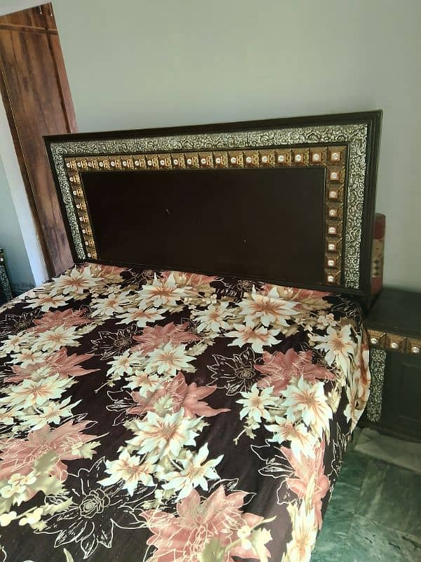 King size bed with two sidetables 3