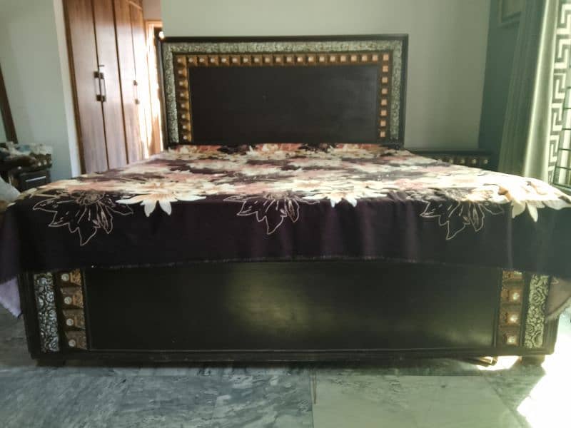 King size bed with two sidetables 4