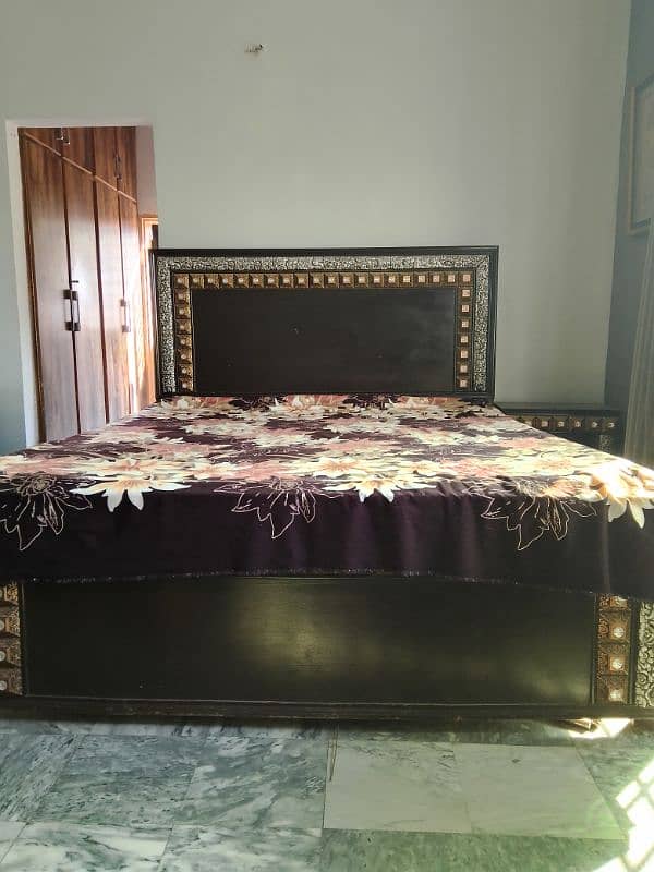 King size bed with two sidetables 5